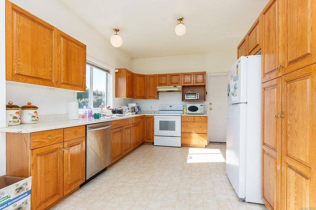 Kitchen renovation - before - another view